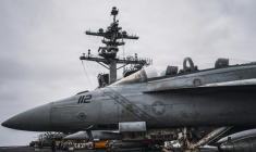 Sur cette image diffusée par l'armée américaine figure un chasseur F/A-18 Super Hornet, stationné sur le pont du porte-avions George Washington, le 4 septembre 2026 en mer ( US NAVY / Handout )