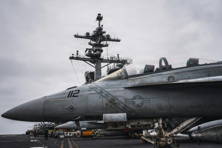 Sur cette image diffusée par l'armée américaine figure un chasseur F/A-18 Super Hornet, stationné sur le pont du porte-avions George Washington, le 4 septembre 2026 en mer ( US NAVY / Handout )