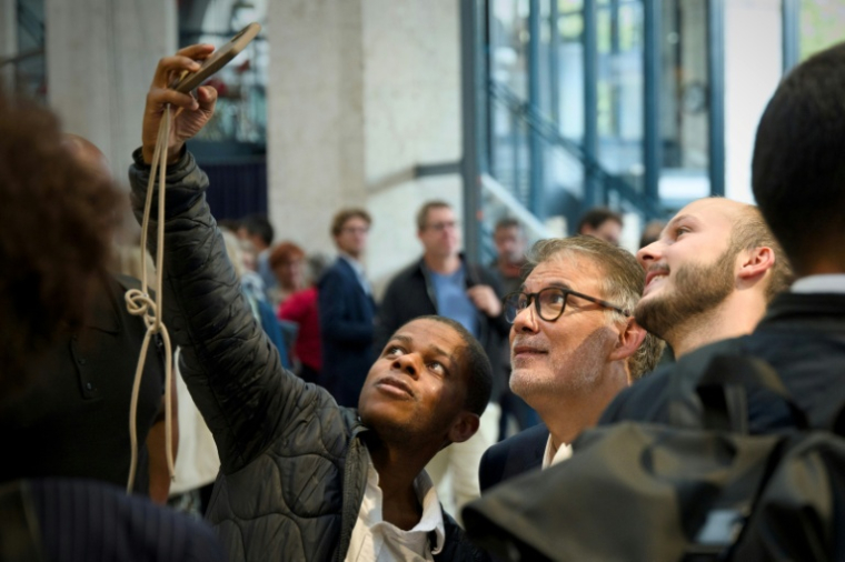 Le premier secrétaire du Parti socialiste (PS), Olivier Faurepose pour un selfie au Campus du parti de gauche à Blois, le 29 août 2025 ( AFP / GUILLAUME SOUVANT )