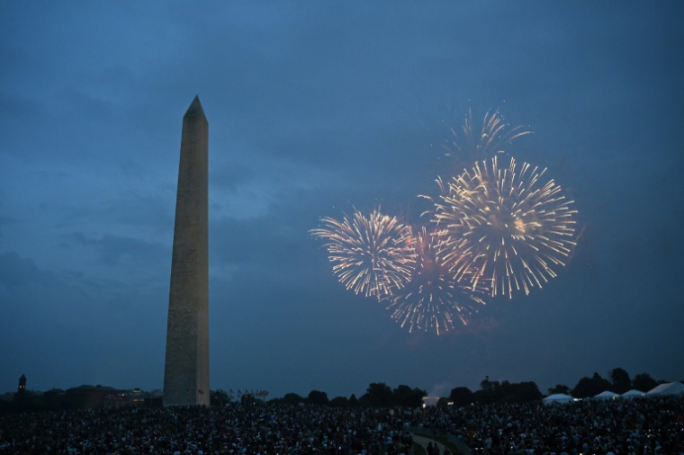 Des feux d'artifice sont tirés près du Washington Monument, le 14 juin 2025 dans la capitale américaine à l'issue de la grande parade militaire ( AFP / Mandel NGAN )