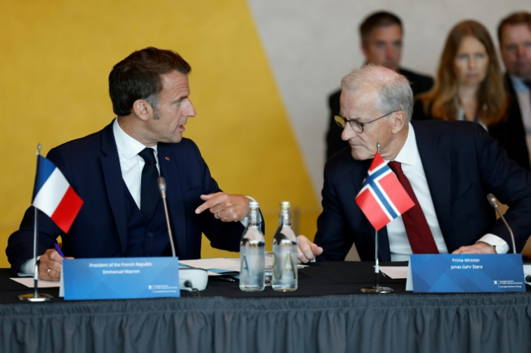 Le président français Emmanuel Macron (g) et le Premier ministre norvégien Jonas Gahr Støre participent à un événement sur la décarbonisation industrielle au Musée national d'Oslo, en Norvège, le 23 juin 2025 ( AFP / Odd ANDERSEN )