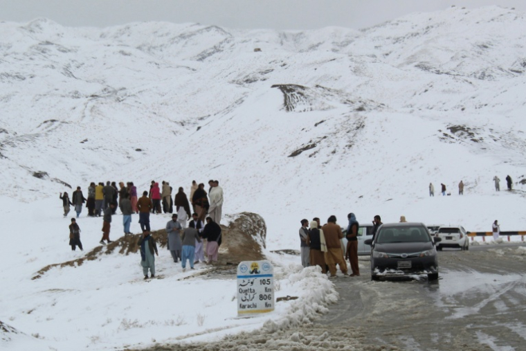 Des habitants près de la frontière pakistano-afghane à Chaman, dans le nord de la province pakistanaise du Baloutchistan, le 22 janvier 2026 ( AFP / Abdul BASIT )