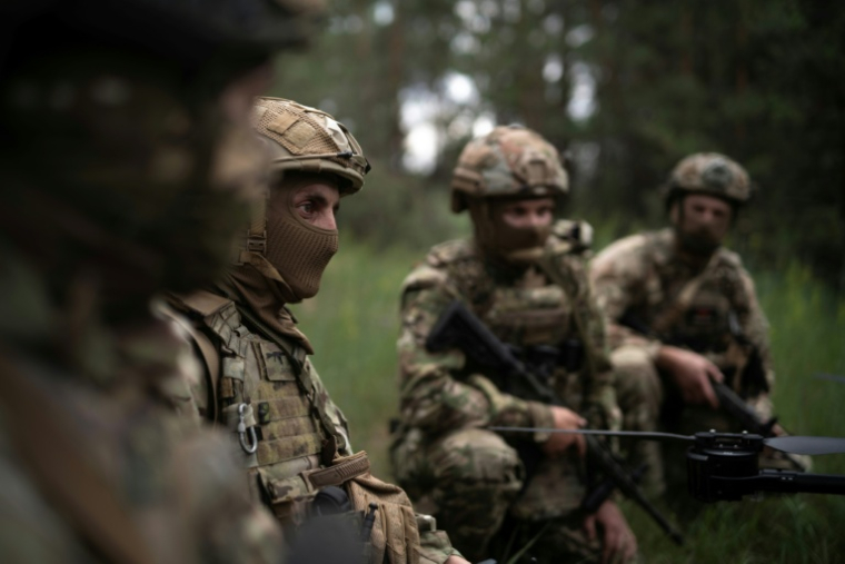 Des soldats ukrainiens se reposent non loin de la ligne de front dans la région de Dnipropetrovsk en Ukraine le 14 juin 2025 ( AFP / Florent VERGNES )
