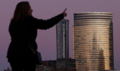 PHOTO DE FICHIER : Une personne se tient devant le siège mondial de Goldman Sachs à Manhattan, New York