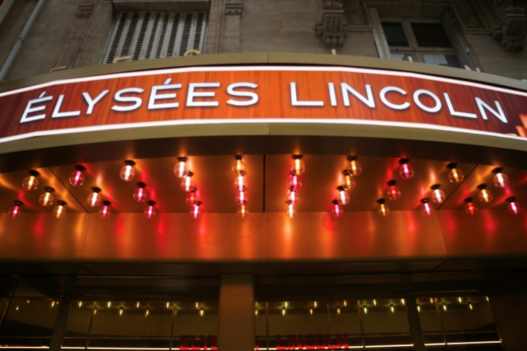 L'entrée du cinéma Elysées Lincoln à Paris le 14 novembre 2025 ( AFP / Dimitar DILKOFF )