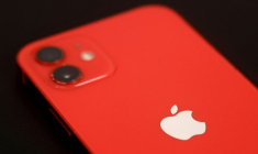 Un iPhone 12 d'Apple dans un magasin de téléphonie mobile