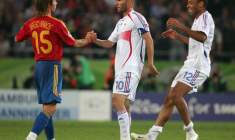 Le défenseur espagnol Sergio Ramos serre la main de Zinédine Zidane lors du 8e de finale de Coupe du monde entre l'Espagne et la France, le 27 juin 2006 à Hanovre ( AFP / MICHAEL URBAN )
