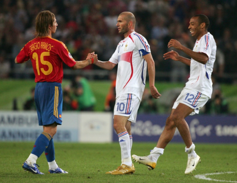 Le défenseur espagnol Sergio Ramos serre la main de Zinédine Zidane lors du 8e de finale de Coupe du monde entre l'Espagne et la France, le 27 juin 2006 à Hanovre ( AFP / MICHAEL URBAN )