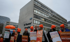 Des médecins manifestent devant l'hôpital St Thomas à Londres au premier jour d'une nouvelle grève de cinq jours pour réclamer une augmentation de salaire, le 14 novembre 2025 ( AFP / CARLOS JASSO )
