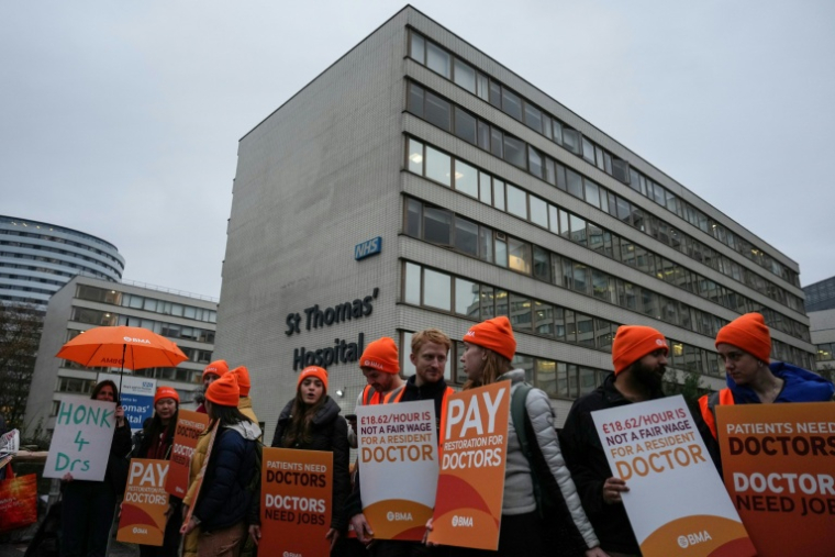 Des médecins manifestent devant l'hôpital St Thomas à Londres au premier jour d'une nouvelle grève de cinq jours pour réclamer une augmentation de salaire, le 14 novembre 2025 ( AFP / CARLOS JASSO )