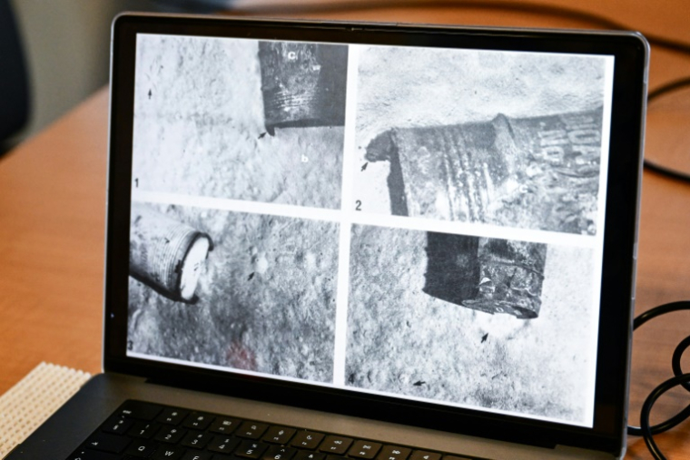 Un chercheur du CNRS montre l'image d'un baril de déchets nucléaires photographié en 1985, sur un écran d'ordinateur à bord du navire scientifique Atalante amarré au port de Brest avant son départ, le 15 juin 2025 dans le Finistère ( AFP / Sebastien Salom-Gomis )