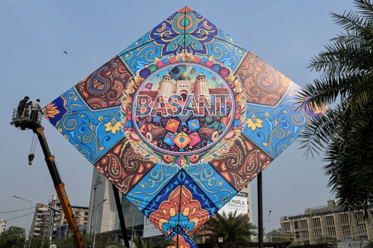 Un cerf-volant géant lors du festival Basant, le 3 février 2026 à Lahore, au Pakistan ( AFP / Arif ALI )