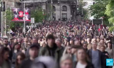 Des milliers de Serbes protestent contre la violence, après deux fusillades