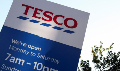 Panneau représentant le logo de Tesco à Londres