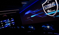 Des logos sont affichés sur les écrans du centre de formation aux cyberattaques « immersive cyberattack room », au Galileo Global Education à Puteaux, le 2 mai 2023. ( AFP / CHRISTOPHE ARCHAMBAULT )