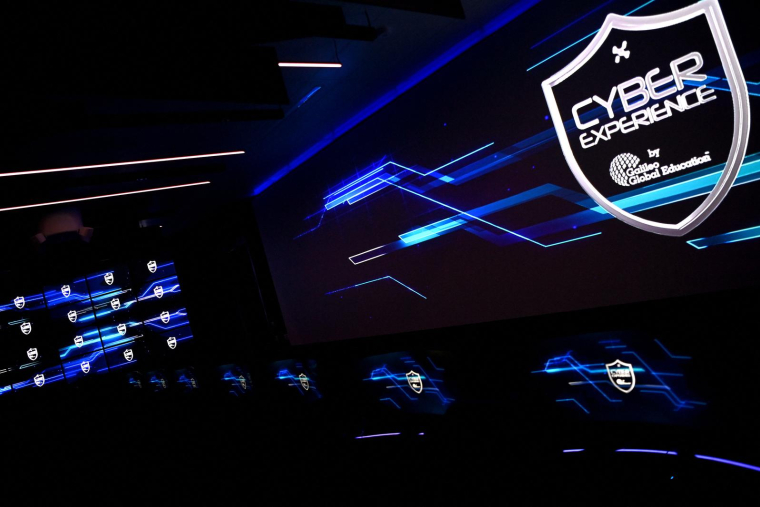 Des logos sont affichés sur les écrans du centre de formation aux cyberattaques « immersive cyberattack room », au Galileo Global Education à Puteaux, le 2 mai 2023. ( AFP / CHRISTOPHE ARCHAMBAULT )