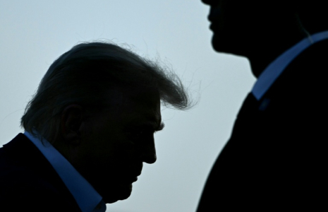 Donald Trump embarque sur Air Force One, le 24 juin 2025, sur la base Andrews (Maryland), pour se rendre au sommet de l'Otan à La Haye. ( AFP / Brendan SMIALOWSKI )