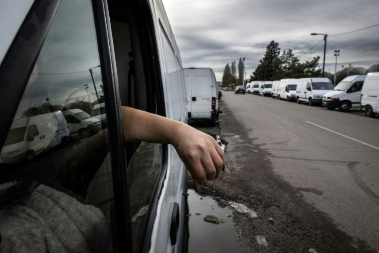 Une prostituée attend des clients dans sa camionnette près de Lyon le 12 janvier 2023 ( AFP / JEAN-PHILIPPE KSIAZEK )