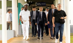 Le ministre de la Justice Gerald Darmanin (c) visite la prison de Rémire-Montjoly en Guyane lors de sa visite, le 19 mai 2025 ( AFP / Ronan LIETAR )