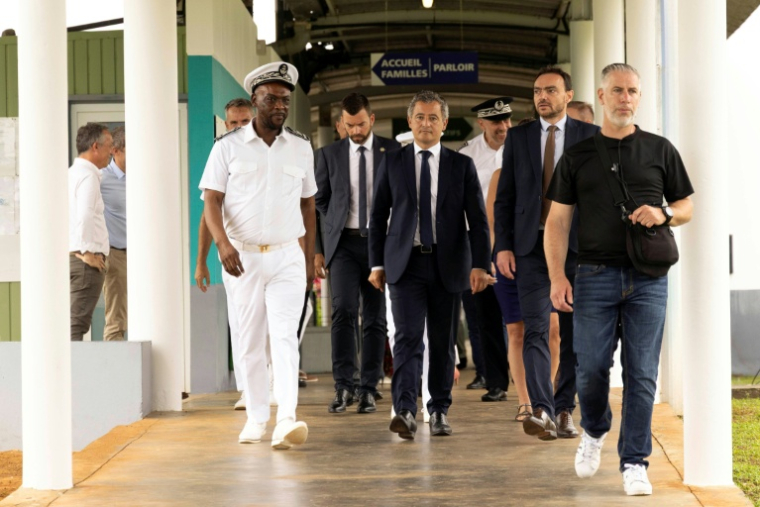 Le ministre de la Justice Gerald Darmanin (c) visite la prison de Rémire-Montjoly en Guyane lors de sa visite, le 19 mai 2025 ( AFP / Ronan LIETAR )