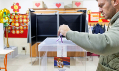 Un électeur glisse un bulletin dans l'urne lors des législatives à Belgrade, en Serbie, le 25 octobre 2026. ( AFP / Milos Milanovic )