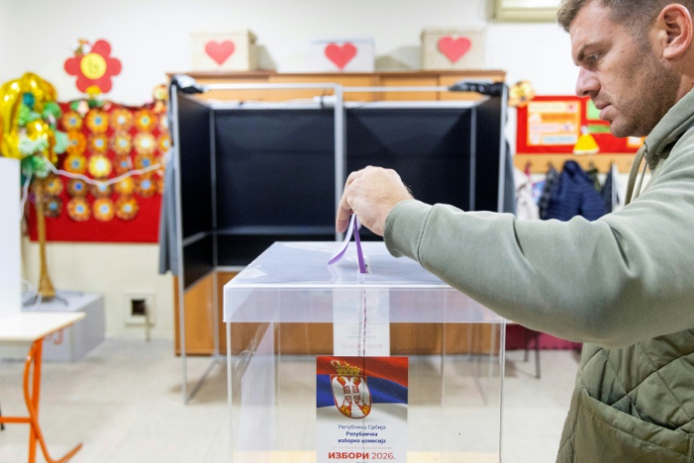 Un électeur glisse un bulletin dans l'urne lors des législatives à Belgrade, en Serbie, le 25 octobre 2026. ( AFP / Milos Milanovic )