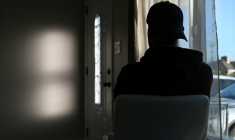 Khan (prénom d'emprunt), un Afghan détenteur d'une carte de résident permanent, chez lui à Anaheim, en Californie, le 8 décembre 2025 ( AFP / Robyn Beck )