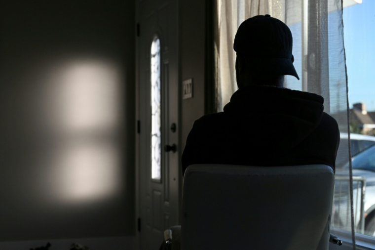 Khan (prénom d'emprunt), un Afghan détenteur d'une carte de résident permanent, chez lui à Anaheim, en Californie, le 8 décembre 2025 ( AFP / Robyn Beck )