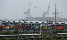 Des camions transportant des conteneurs maritimes sont stationnés au port Jawaharlal Nehru, à Navi Mumbai.