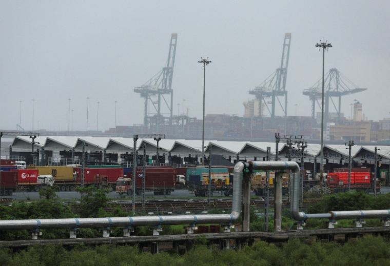 Des camions transportant des conteneurs maritimes sont stationnés au port Jawaharlal Nehru, à Navi Mumbai.