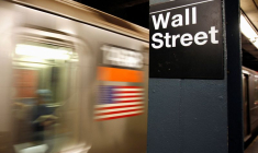 Un panneau de signalisation du métro Wall Street à New York