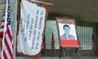 Des bougies devant un portrait de l'influenceur conservateur Charlie Kirk lors d'une veillée dans le parc du centre-ville d'Orem, le 10 septembre 2025 dans l'Utah ( AFP / Melissa MAJCHRZAK )