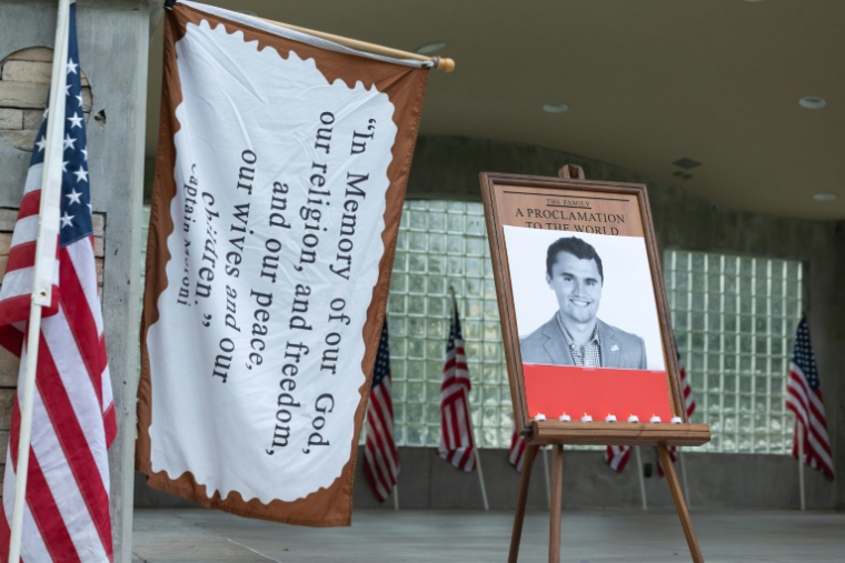 Des bougies devant un portrait de l'influenceur conservateur Charlie Kirk lors d'une veillée dans le parc du centre-ville d'Orem, le 10 septembre 2025 dans l'Utah ( AFP / Melissa MAJCHRZAK )