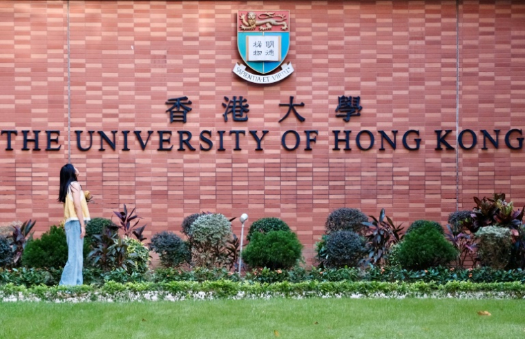 Une femme passe devant un bâtiment de l'université de Hong Kong le 7 août 2025 ( AFP / Tommy WANG )