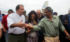 Le président nicaraguayen Daniel Ortega, à gauche, parle avec le leader indigène Brooklin Rivera, à droite, à Puerto Cabezas au Nicaragua, en septembre 2007 ( AFP / MIGUEL ALVAREZ )