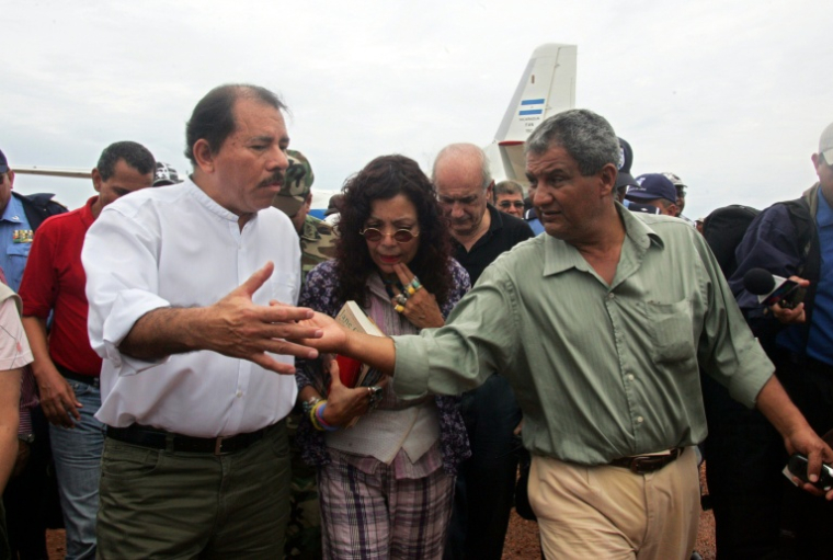 Le président nicaraguayen Daniel Ortega, à gauche, parle avec le leader indigène Brooklin Rivera, à droite, à Puerto Cabezas au Nicaragua, en septembre 2007 ( AFP / MIGUEL ALVAREZ )
