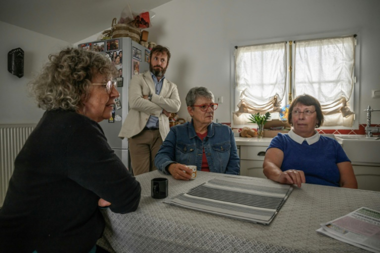(g-d) Marie-Line Lattuca, Alexandre Lanfon, Marie-Claude Amand et Marianne Chevallier, habitants de la commune de Saint-Germain-des-Prés et opposés au projet de l'autoroute A69, lors d'une réunion, le 7 mai 2025 dans le Tarn ( AFP / Ed JONES )
