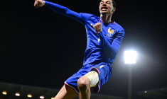 Portés par un triplé d’Ekitike, les Bleuets s’offrent une victoire spectaculaire face à l’Angleterre