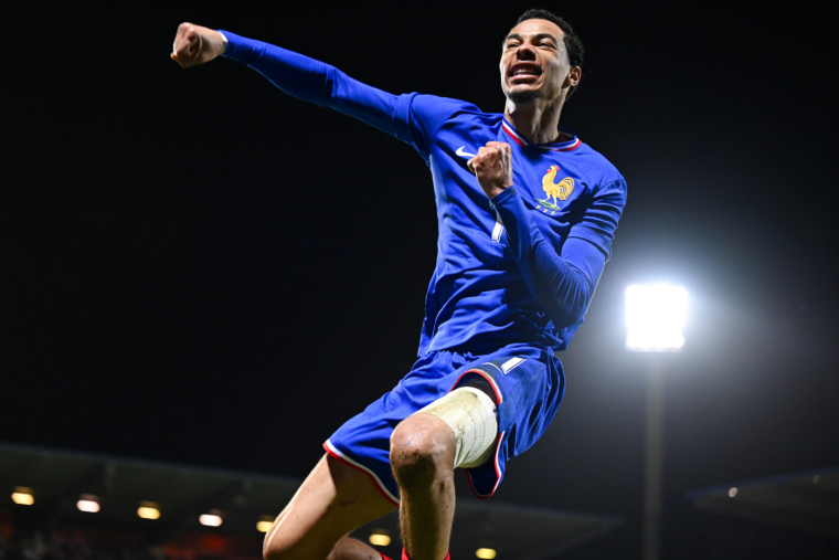 Portés par un triplé d’Ekitike, les Bleuets s’offrent une victoire spectaculaire face à l’Angleterre