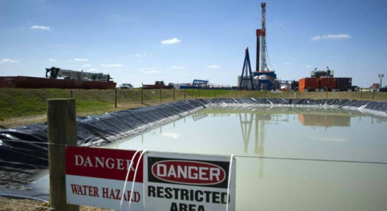 Exploitation du gisement riche en gaz de schiste du bassin de Marcellus aux abords de la ville de Waynesburg. (© M. Antonov / AFP)