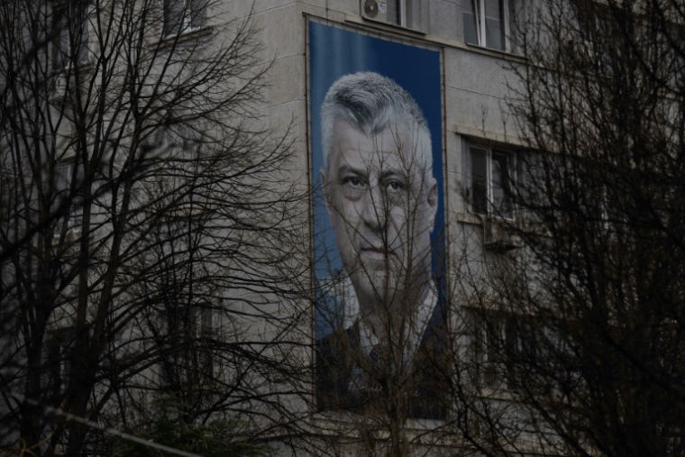 Portrait géant de l'ancien président du Kosovo, Hashim Thaçi, dans les rues de Pristina, le 6 février 2026 ( AFP / Armend NIMANI )