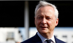 Bruno Le Maire arrive pour une visite dans une usine Renault, près du Havre