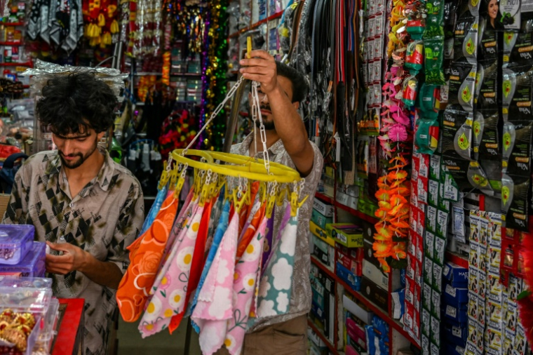 Des commerçants ouvrent leur boutique à Poonch, où le calme est revenu après le cessez-le-feu avec le Pakistan, le 11 mai 2025 en Inde ( AFP / Punit PARANJPE )