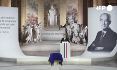 Badinter "entre au Panthéon avec les Lumières"(Macron)