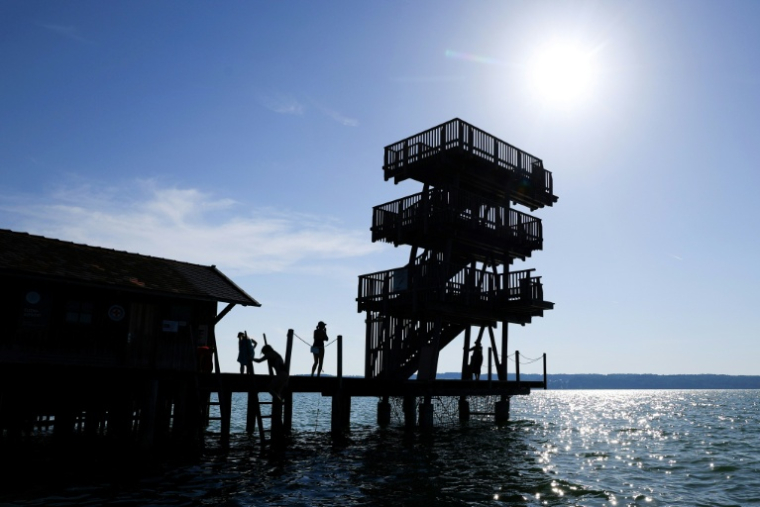 Des baigneurs au pied d'un plongeoir en bois dans un lido du lac Ammersee,l e 22 juin 2026 en Allemagne où les températures atteignent 30°C ( AFP / Karl-Josef Hildenbrand )
