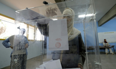 Une électrice vote lors des législatives à Rabat, le 23 septembre 2026 au Maroc ( AFP / Abdel Majid BZIOUAT )