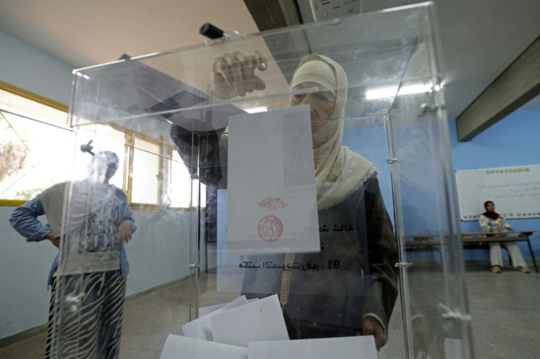 Une électrice vote lors des législatives à Rabat, le 23 septembre 2026 au Maroc ( AFP / Abdel Majid BZIOUAT )