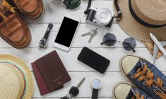 (Crédits photo : Adobe Stock - Objets du quotidien utiles et papiers officiels à emporter en vacances)