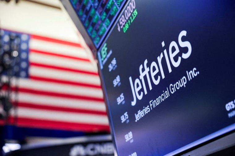 efferies Financial Group Inc. est affiché sur un écran à la Bourse de New York (NYSE) à New York