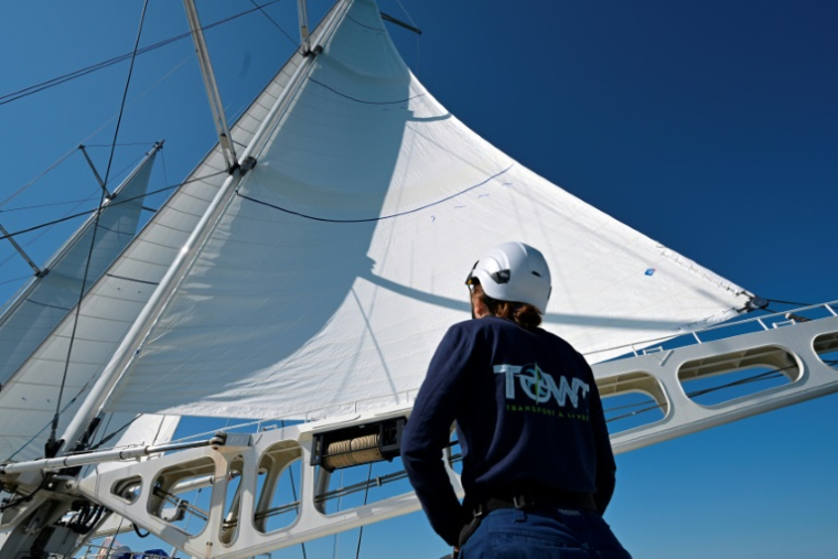 À bord du cargo à voile Artemis de la TOWTt au large de Concarneau dans le Finistère le 7 avril 2025 ( AFP / Damien MEYER )